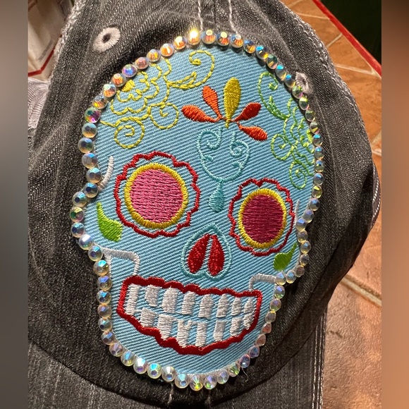 LeeLee Rox Swarovski Crystal Skull Cap - Picture 5 of 11